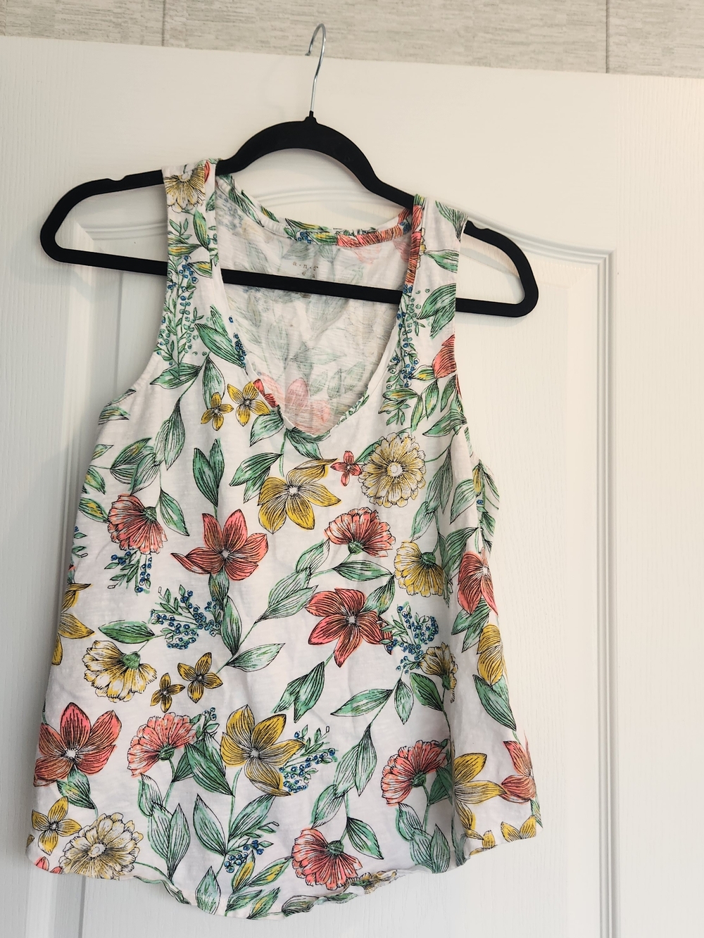 a new day White Floral V-Neck Tank Top with Multicolor Flowers L Euc